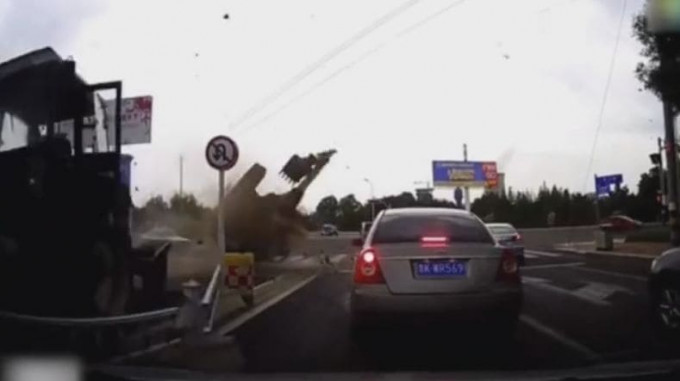 Тракторист, не вписавшись в поворот, опрокинул экскаватор прямо перед стоящими автомобилями в Китае (Видео)