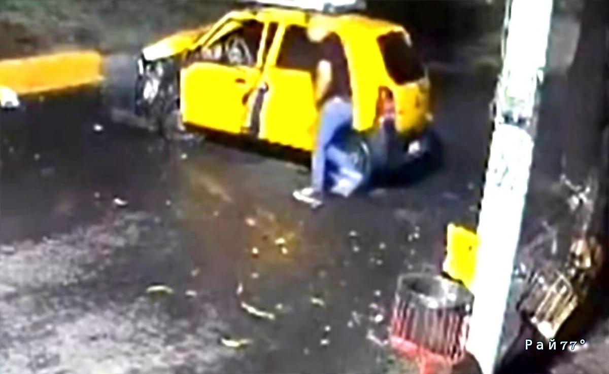 Водитель вылетел из окна автомобиля после ДТП