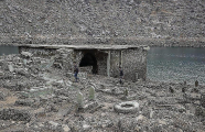 Затопленная древняя деревня показалась из-под воды после поломки плотины в Турции 4