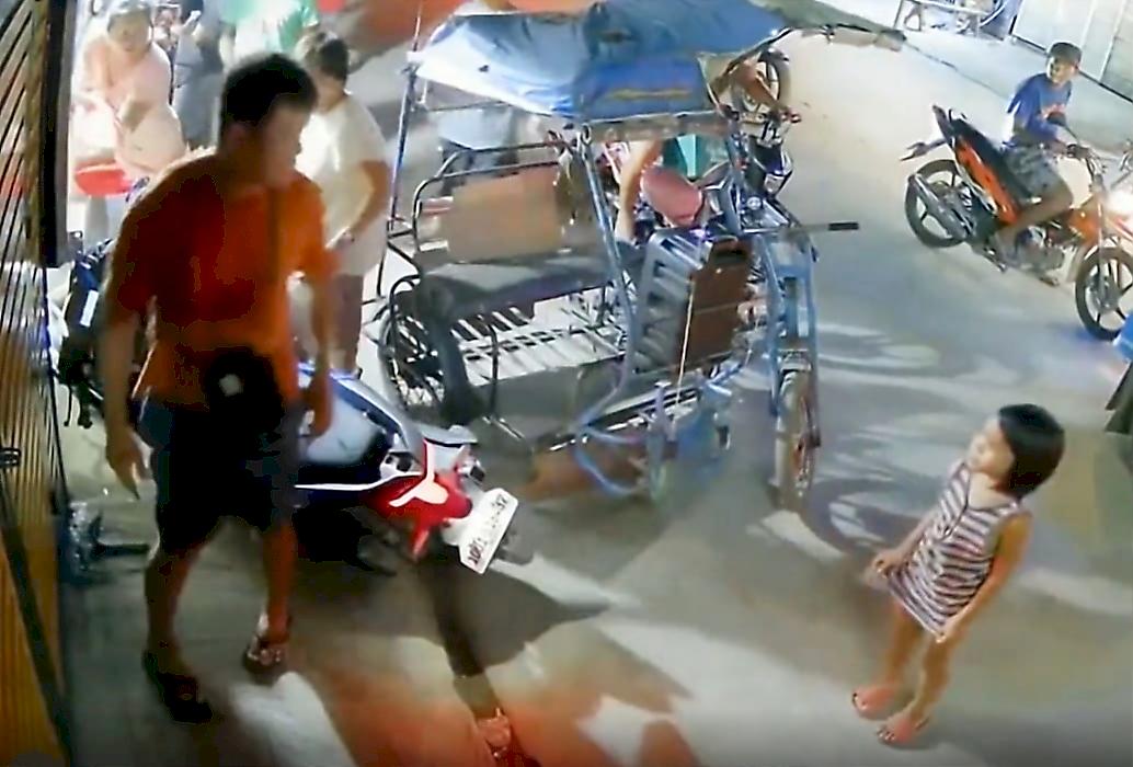 Девочка прервала эпичный танец торговца и отправила отца на мотоцикле в кафе