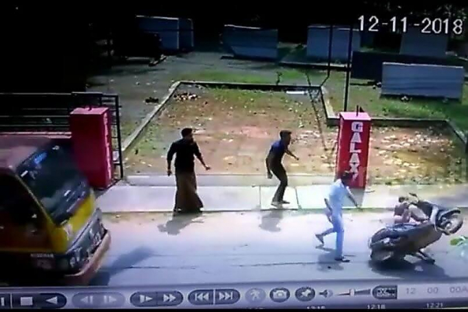 Два индийских экстремала в погоне за скутером, чудом не угодили под колёса грузовика (Видео)
