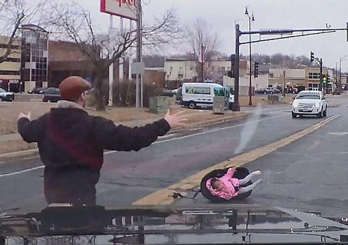 Двухлетний ребёнок выпал из автомобиля вместе с детским сиденьем в США ▶