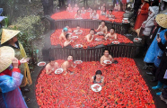 Молодая китаянка, сидя в ванной с красными перцами, выиграла конкурс по поеданию жгучего чили 4