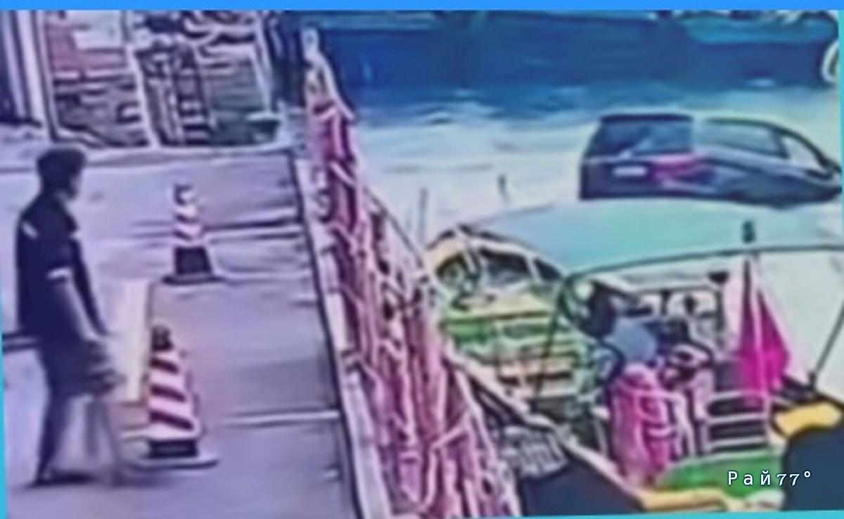 Рассеянный автовладелец устроил заплыв по реке в салоне своей легковушки ▶️ Рассеянный автовладелец устроил заплыв по реке в салоне своей легковушки ▶️