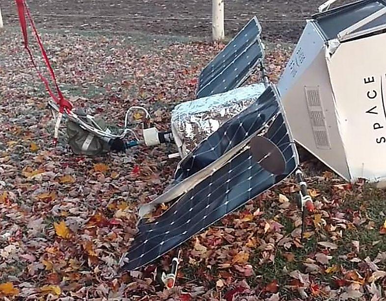 Псевдоспутник «Sрасе Sеlfiе» разбился на заднем дворе жительницы Мичигана ▶