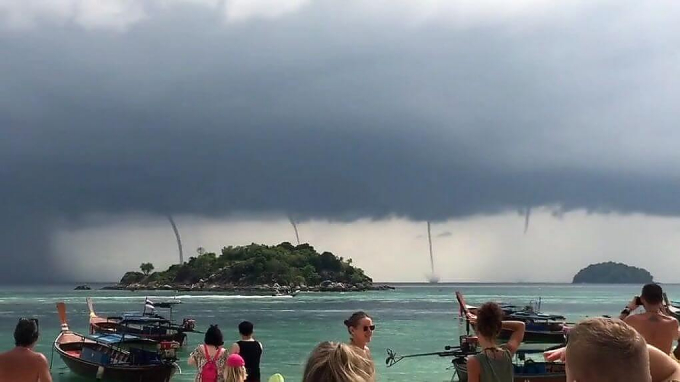 Сразу четыре водяных смерча были замечены возле побережья Тайланда (Видео)