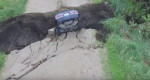 Водитель оказался в подвешенном состоянии, когда его автомобиль провалился в расщелину дороги в США (Видео)