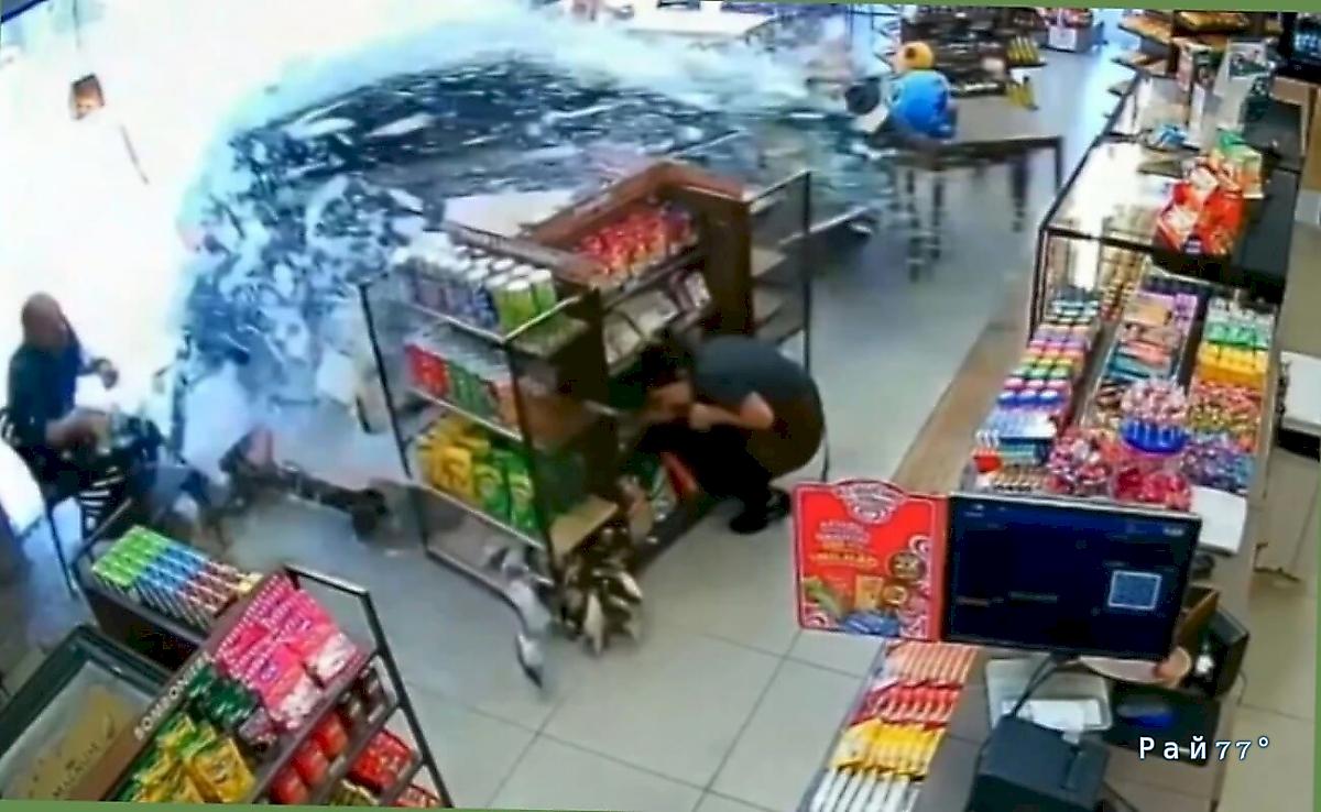 Бразильский пенсионер застрял в педалях и протаранил магазин на своей легковушке ▶️