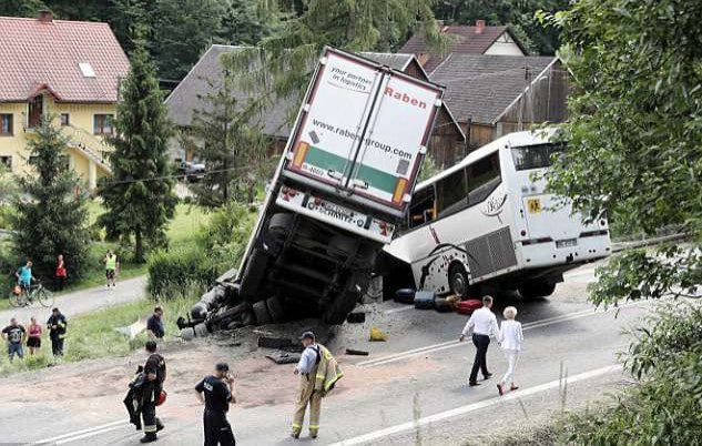 Чудовищная автокатастрофа с участием грузовика и школьного автобуса произошла в Польше
