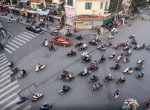Хаотичное движение на нерегулируемом перекрёстке попало на видео во Вьетнаме