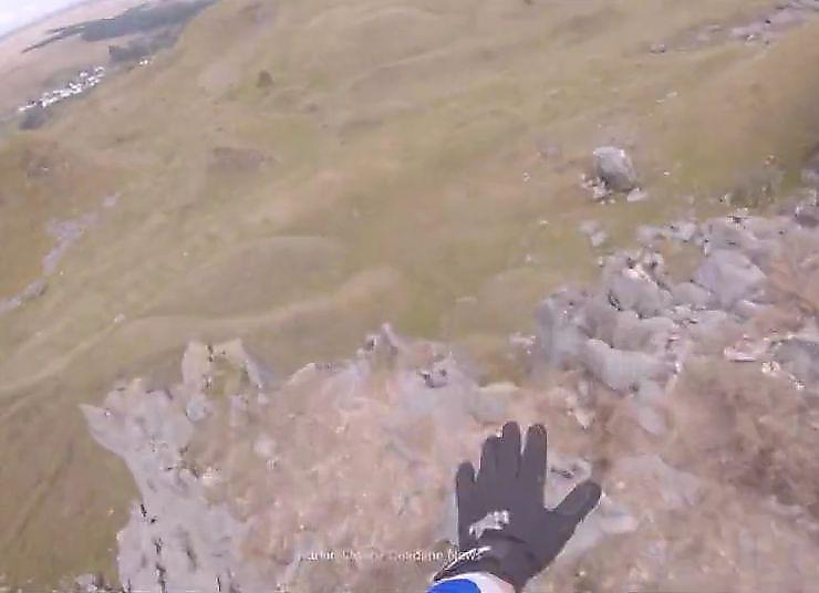 Мотоциклист запечатлел момент своего падения со скалы ▶