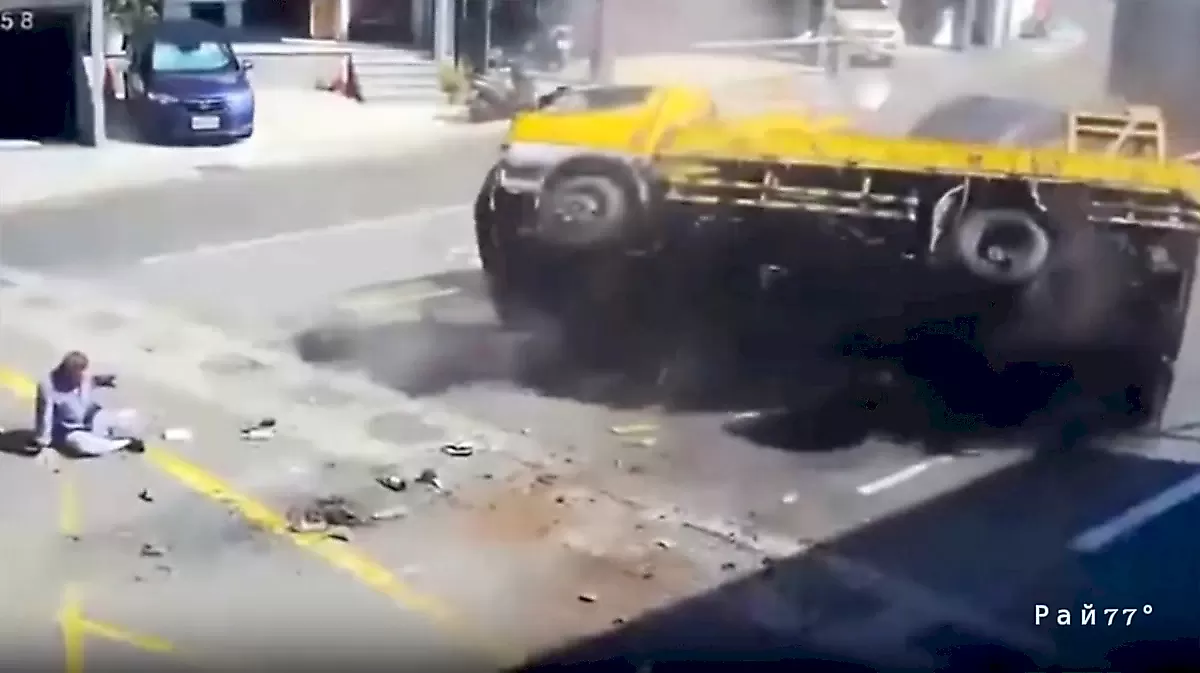 Водитель чудом уцелел, «катапультировавшись» из перевернувшегося грузовика - видео