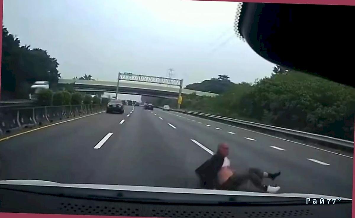 Китаец вывалился из салона легковушки под колёса другого автомобиля Китаец вывалился из салона легковушки под колёса другого автомобиля