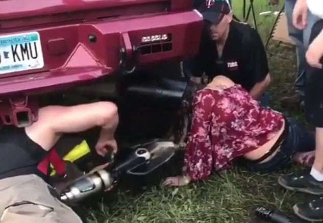 Молодая американка во время неудачного опыта, застряла головой в выхлопной трубе грузовика (Видео)