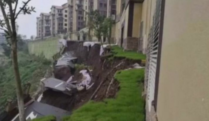 Оползень обрушил дорогу в жилом районе Китая (Видео)