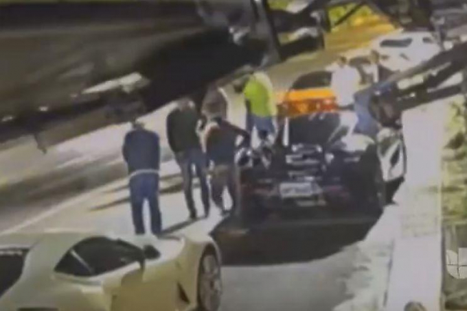 Заснувший за рулём автомобиля курьер разбил четыре Ferrari на Тайване (Видео)
