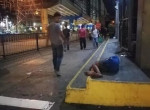 Бездомный ребёнок, заснувший в обнимку с собакой на тротуаре, был запечатлён в Маниле 1