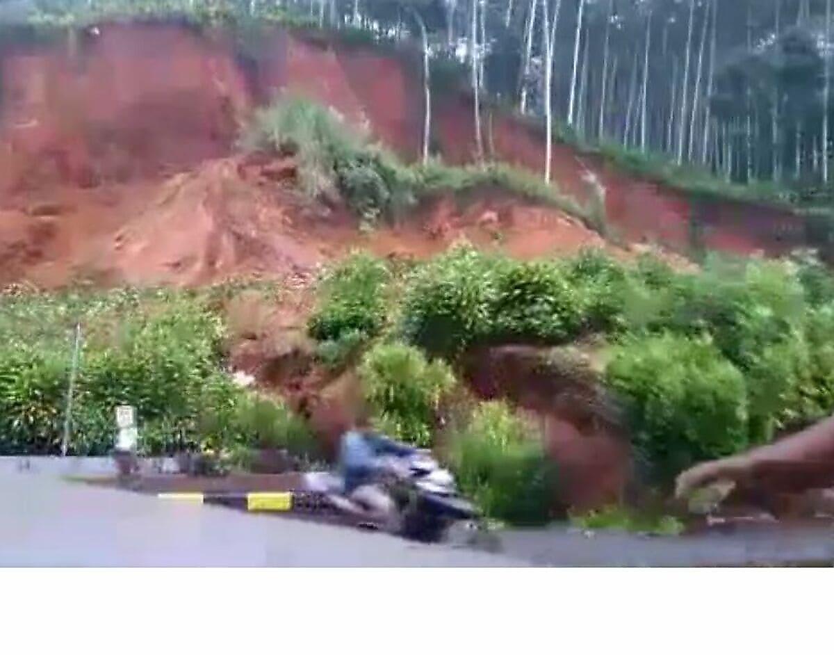 Мотоциклист чудом спасся от обрушившегося оползня в Индонезии