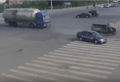 Мотогрузовик, «сбежав» после ДТП от водителя, отомстил своему обидчику в Китае ▶