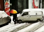 Удачливый прохожий чудом избежал столкновения с неуправляемым фургоном и попал на видео в Китае