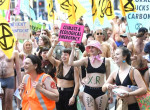 Активисты «восстания вымирающих» устроили полуголое шествие по улицам Мельбурна ▶ 9
