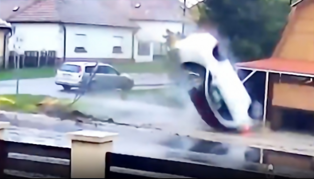 Водитель и пассажир пережили полёт в салоне автомобиля и попали на видео в Венгрии