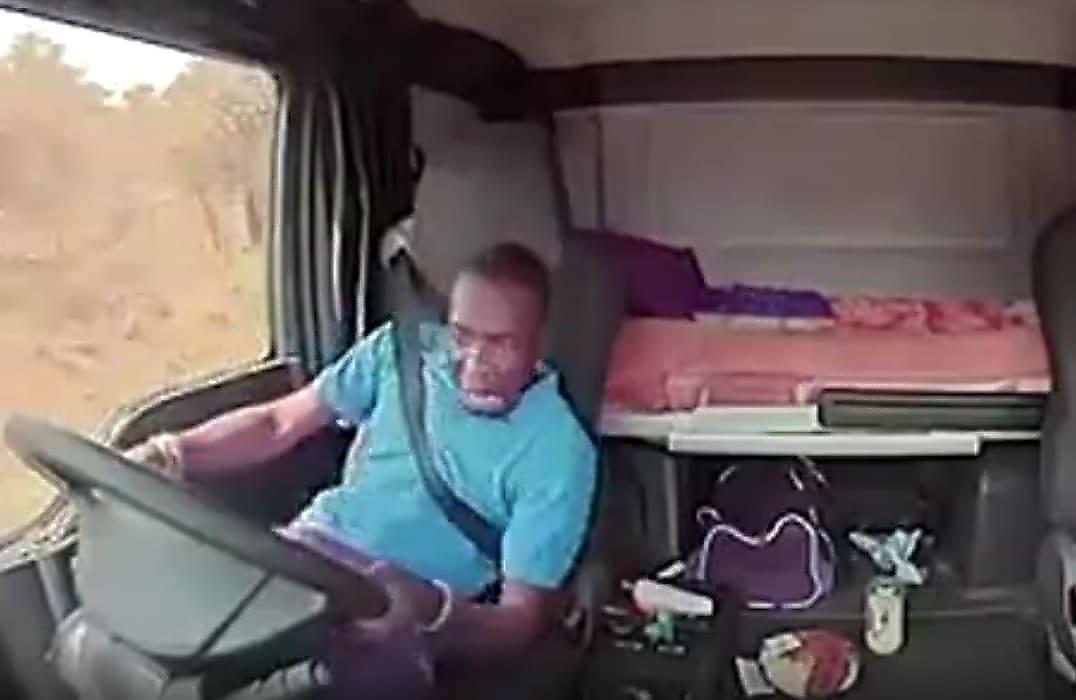 Африканский дальнобойщик, управляя грузовиком, чудом пережил вооружённое нападение - видео