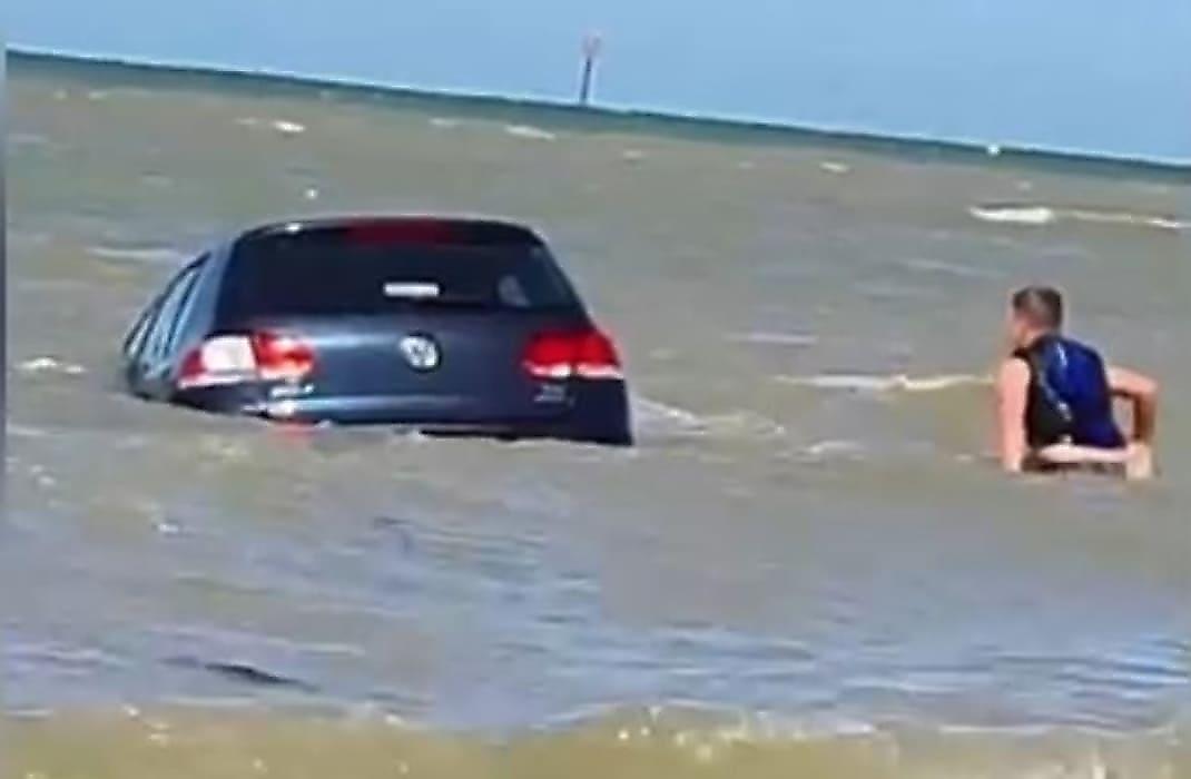 Британец, разгружая возле берега автомобиль, не заметил, как утопил свою легковушку