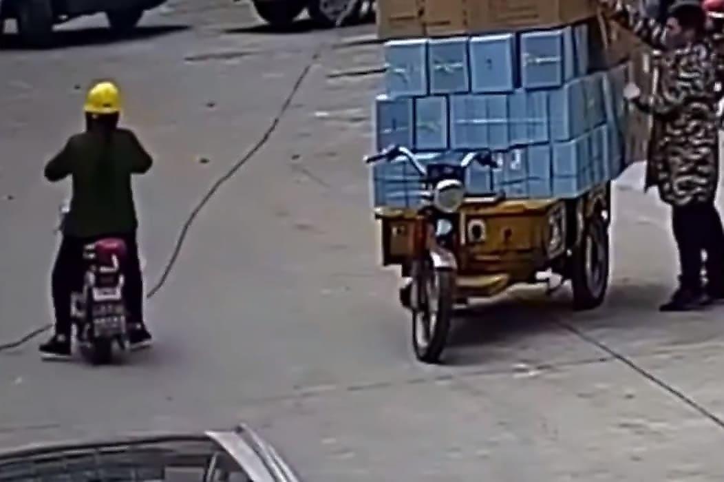 Китаец, связывая груз, «заарканил» проезжающего мимо скутериста - видео