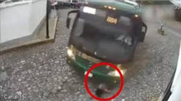 Китаянка уцелела, побывав под колёсами автобуса (Видео)