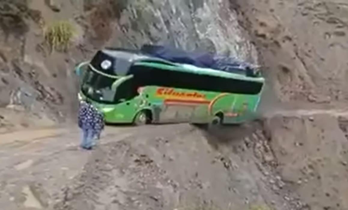 Рейсовый автобус чудом не упал в пропасть в Перу
