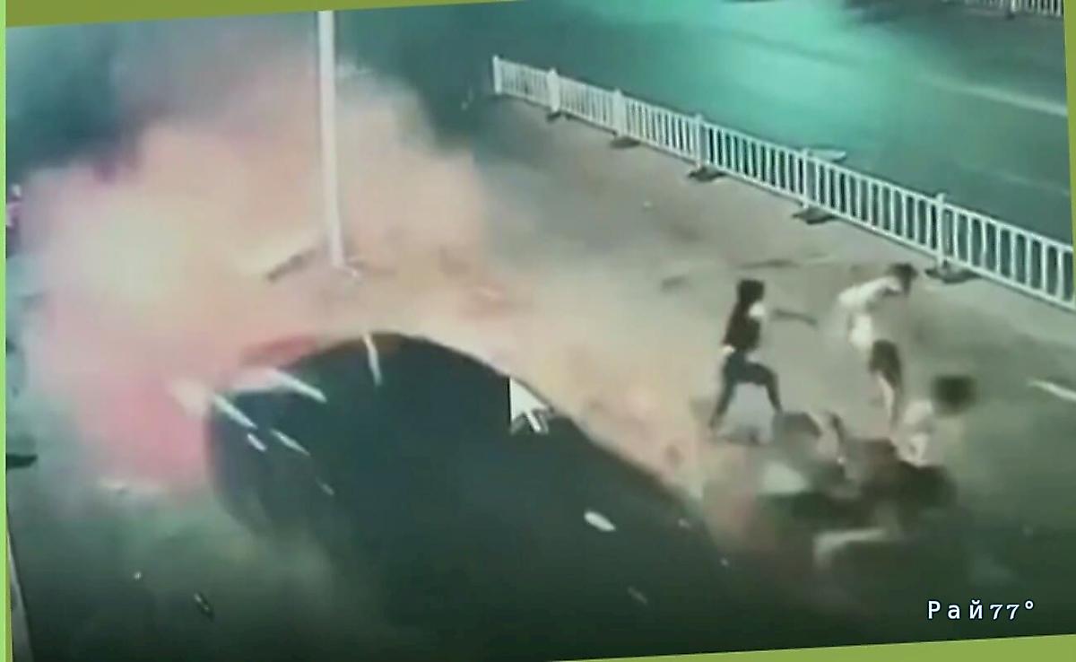 Водитель легковушки нарушил трапезу китайского семейства ▶️ Водитель легковушки нарушил трапезу китайского семейства ▶️