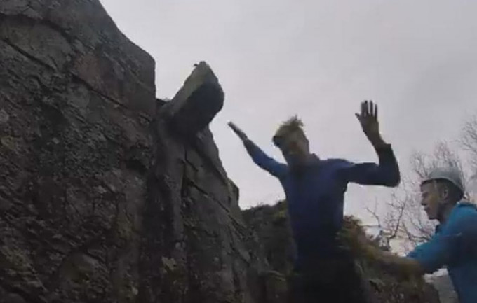 Норвежские альпинисты чудом уцелели, оказавшись в районе падения глыбы (Видео)