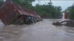 Водитель грузовика лишился транспортного средства при попытке преодолеть затопленную дорогу (Видео)