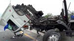 Водитель грузовика вылетел из кабины во время аварии в Тайланде (Видео) 7