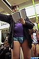 Более ста человек приняли участие во всемирном «дне без штанов» в метро Лондона. (Видео) 5