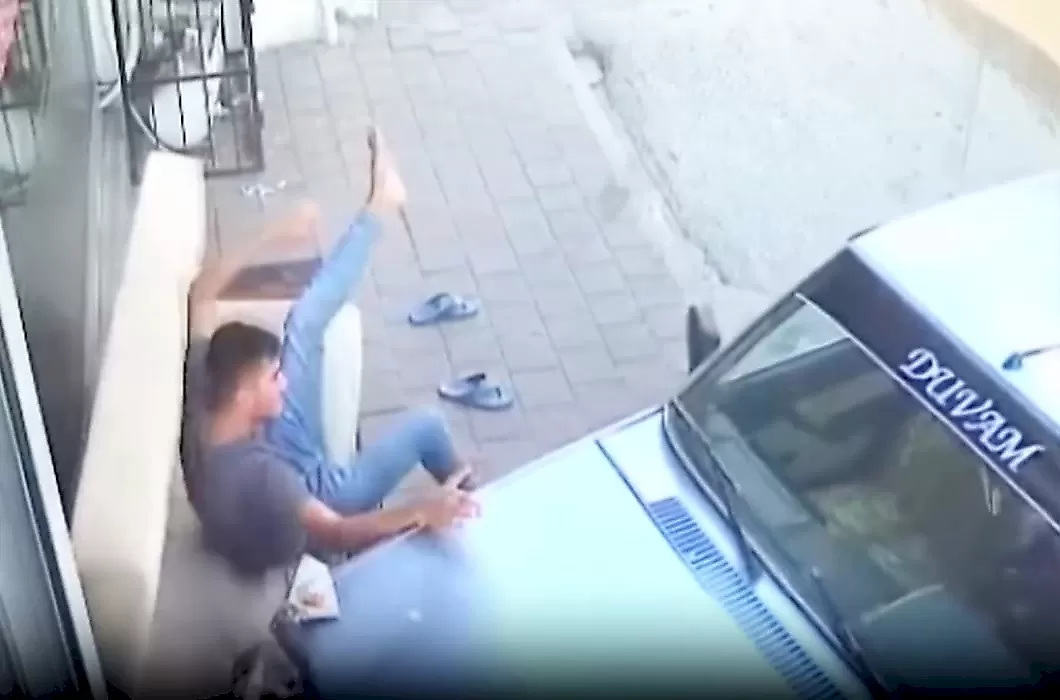 Автомобиль потревожил покой спящего на диване турка: видео