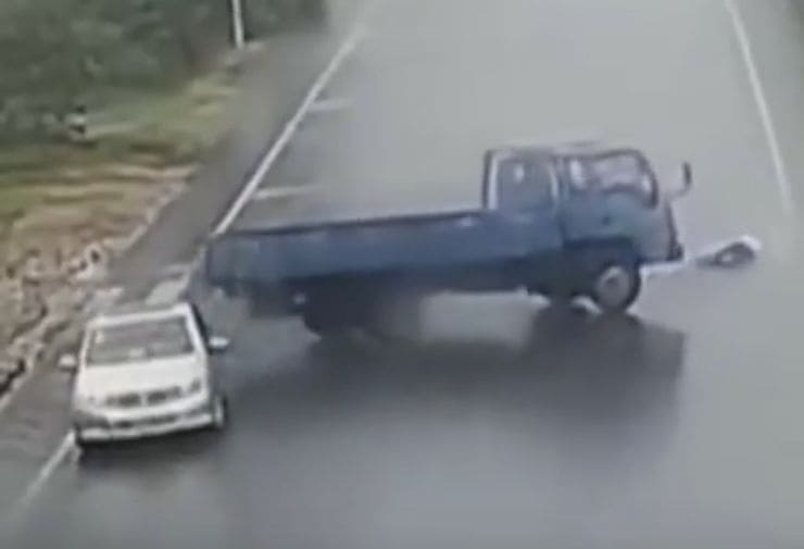 Грузовик не смог объехать китаянку, выбежавшую на автомагистраль (Видео) Грузовик не смог объехать китаянку, выбежавшую на автомагистраль (Видео)