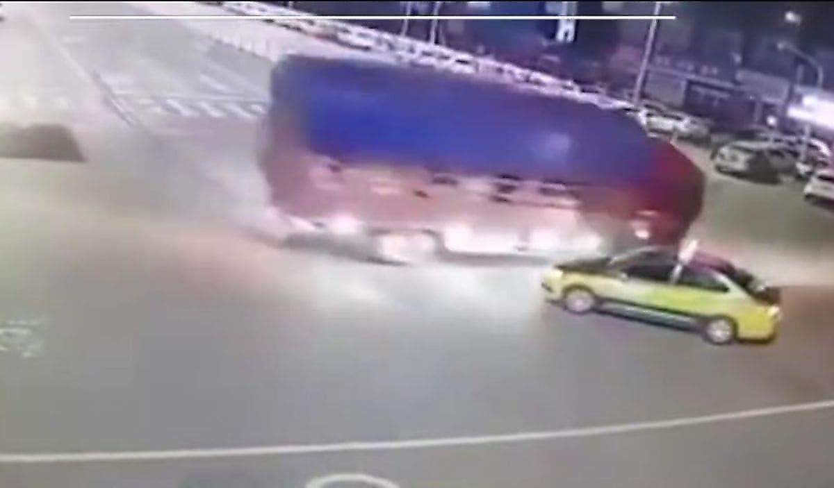 Китайский дальнобойщик, уходя от столкновения, временно положил грузовик на крышу такси