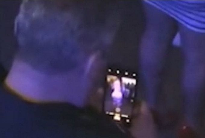 Неизвестный папарацци снял полицейского, нарушившего «конфиденциальность» молодой особы на концерте в США (Видео)