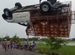 Жители деревни совершили налёт на перевернувшийся грузовик с курицей в Индии