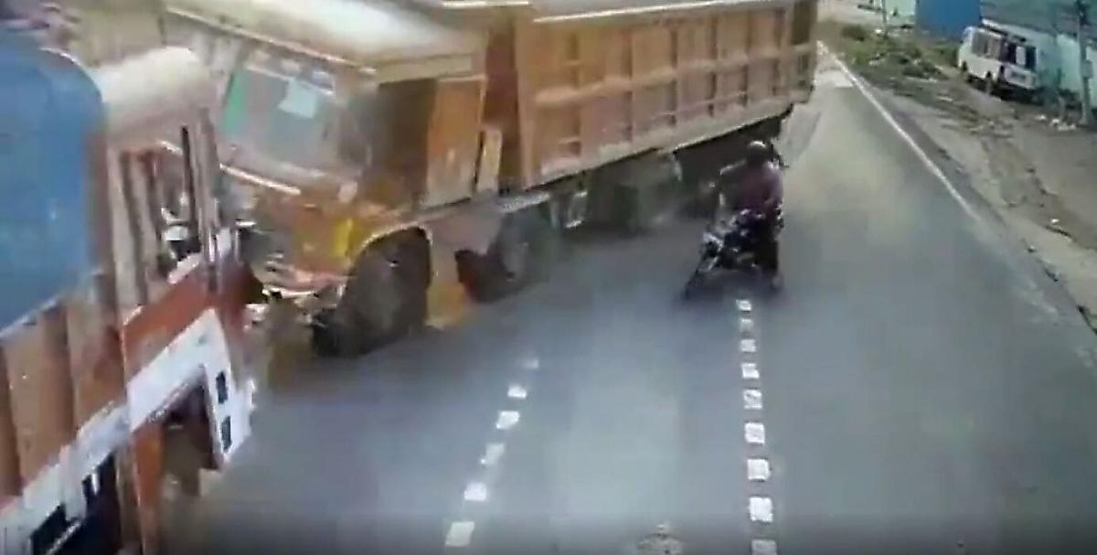 Мотоциклист стал виновником лобового столкновения грузовиков в Индии