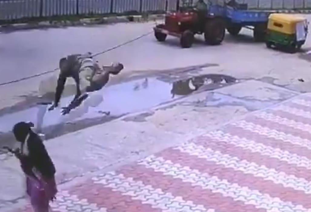 Пешеход, стоящий возле кабеля, неожиданно катапультировался и упал на женщину в Индии