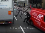 Рассеянный велосипедист, совершив столкновение с автомобилем, пешком скрылся с места инцидента - видео