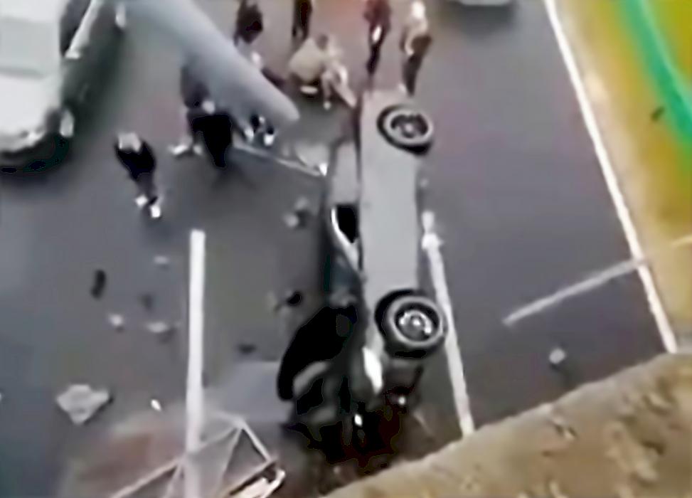 Спорткар, упавший с эстакады, чудом не приземлился на автомобили в Китае