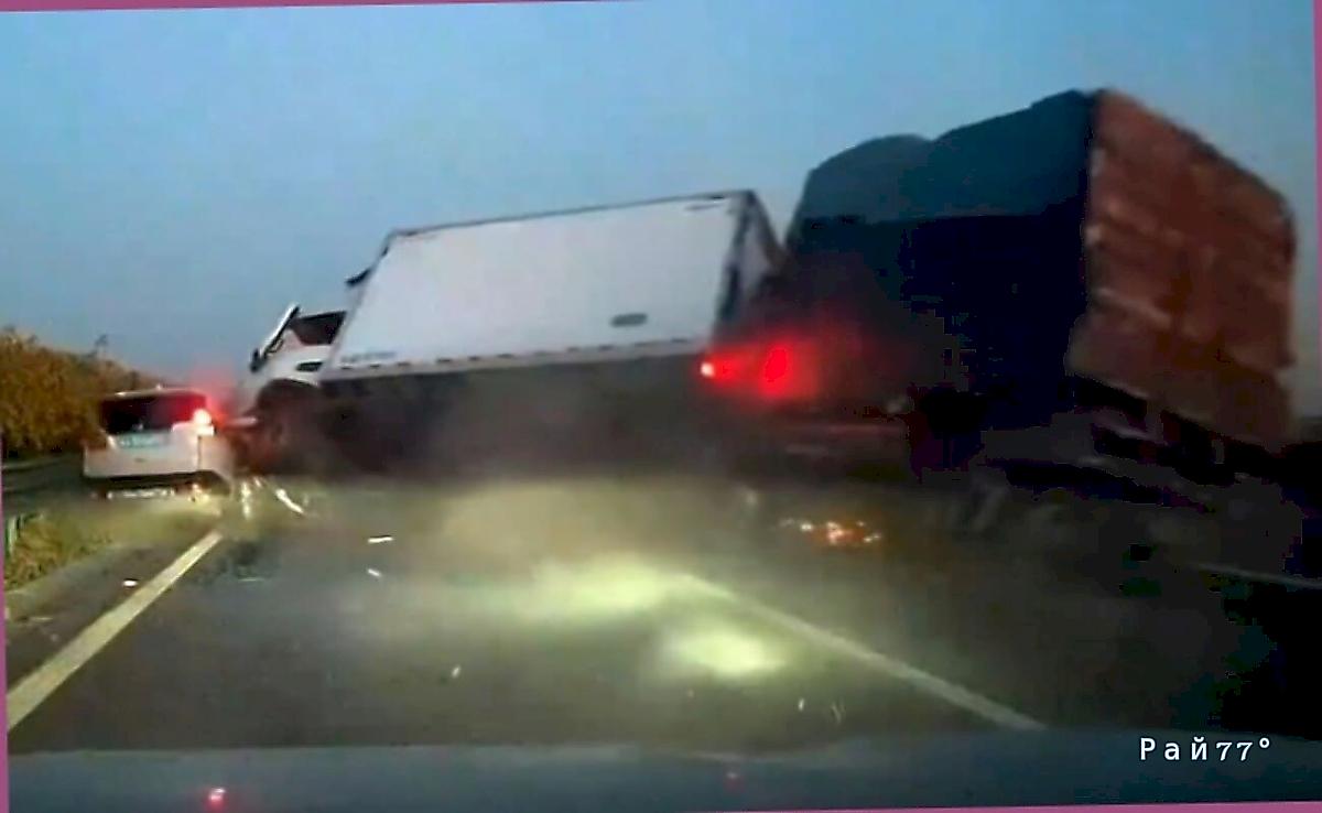 Усталый водитель протаранил вереницу машин на грузовике ▶️