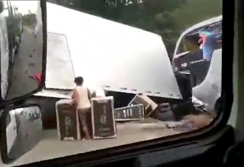 Местные жители ограбили грузовик, столкнувшийся с автобусом в Бразилии ▶