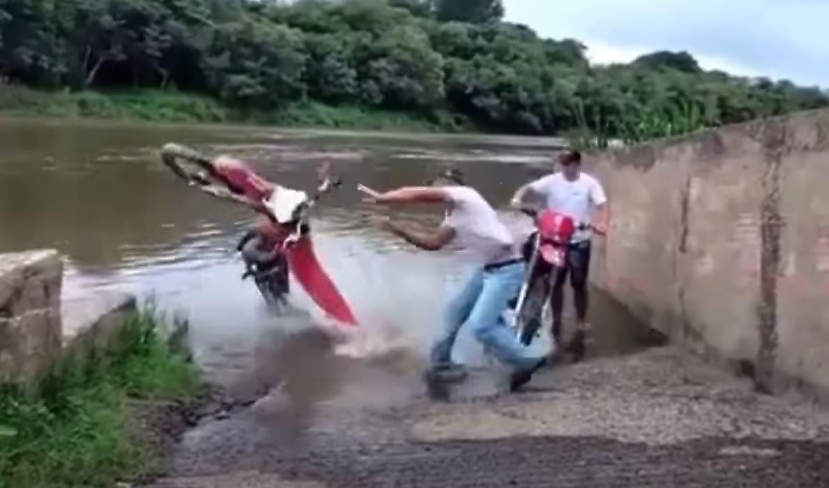 Мотоциклист, демонстрируя «уникальный» трюк, утопил свой байк в реке