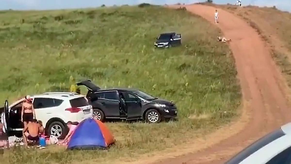 Водитель упустил со склона автомобиль, который врезался в палаточный лагерь