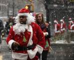 Тысячи разнополых «Санта - Клаусов» вышли на улицы Вуллонгонга, Лондона и Нью - Йорка + зомби вечеринка в Австралии (Видео) 152